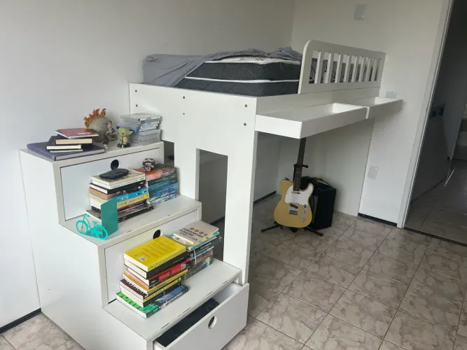 Cama solteiro c/box planejado em balanço juntamente de escada gaveteiro