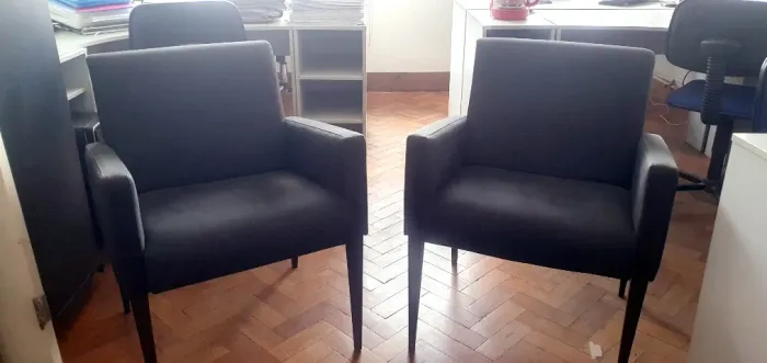 2 poltronas assento estofado, revestimento sintético