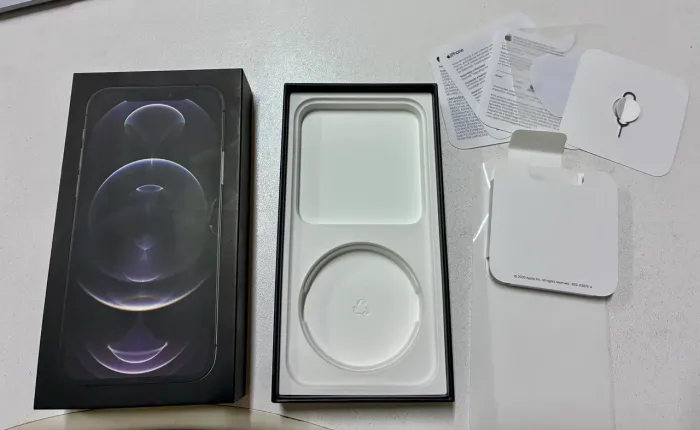 Caixa iPhone 12 Pro preto