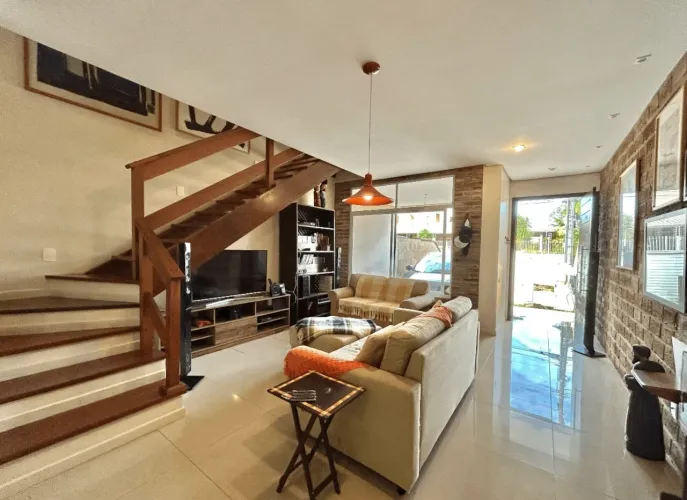 Casa mobiliada de 2 dormitórios à venda na Lagoa