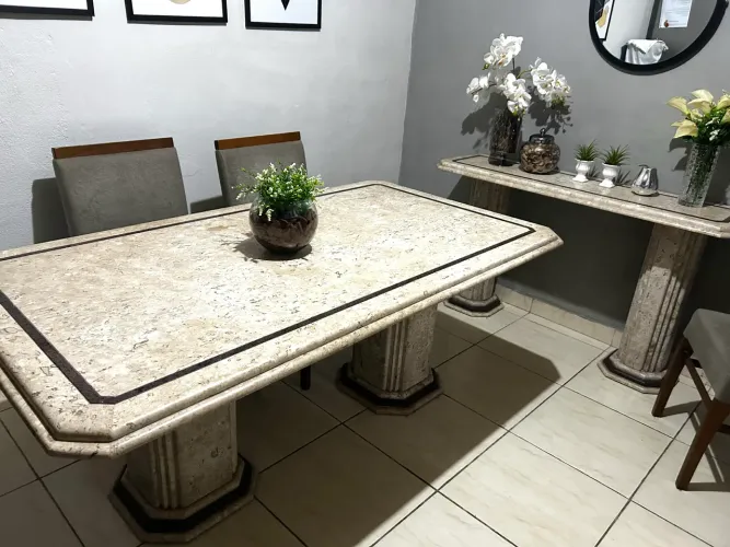 Mesa de jantar com aparador em mármore travertino e cadeiras