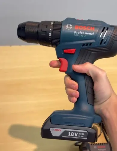Parafusadeira/Furadeira Bosch e maleta ferramentas 