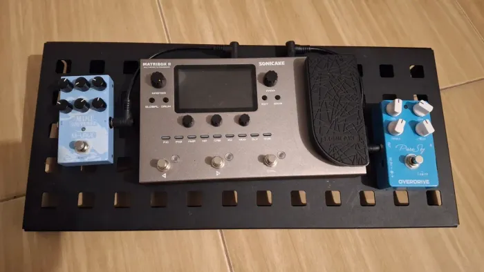 Pedalboard em metal 55x25 cm em perfeito estado