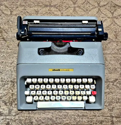 Máquina de escrever Olivetti College