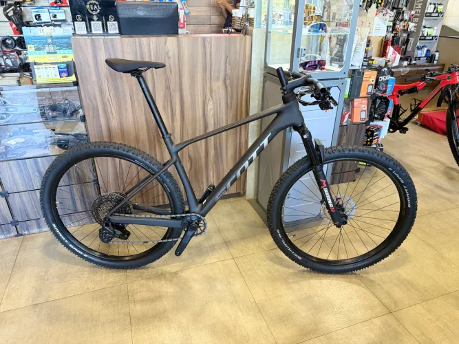 Scott Scale 940 Carbon 2025 - Tamanho L - Sram AXS T-Type A70 - Marzocchi 120mm - NF!