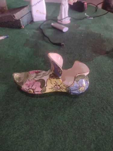 Sapatinho América passuello modelo 1039. É uma linda floreira com pintura a mão colorida