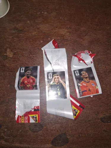 Vendo três figurinha da coca quem tiver interesse chama nu zap * 