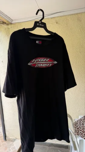 Camiseta High x Tommy Preta