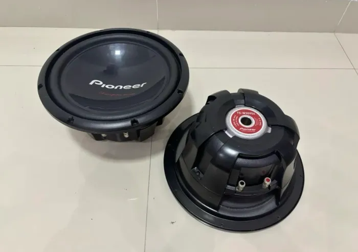 Subwoofer Pioneer de 12 polegadas modelo TS-W309s4