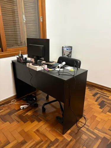 Mesa escritório com gavetas