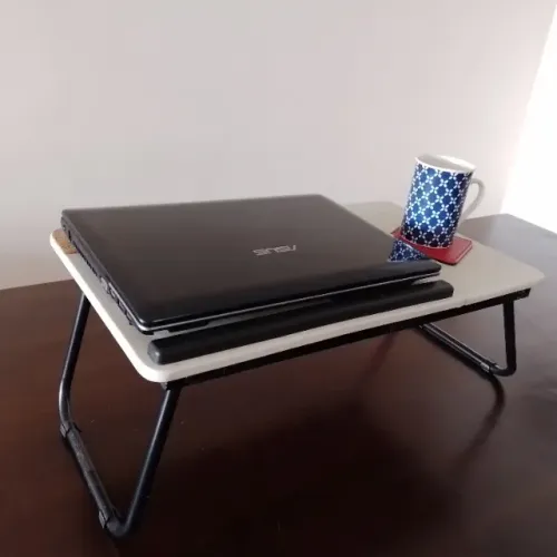 Mesa suporte para computadores, Cesto de palha com rodizios, Luminária de mesa