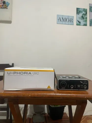 Interface de Áudio Behringer U-Phoria UM2