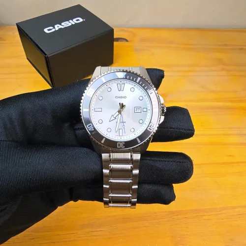 Relógio Casio Duro 44mm Prata 20 ATM