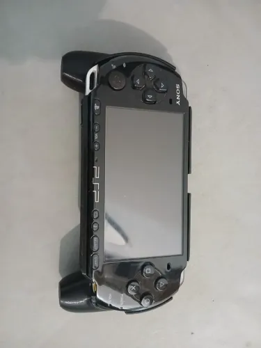 Psp 3001 Desbloqueado 32 Gb com 2 baterias e suporte de mão.