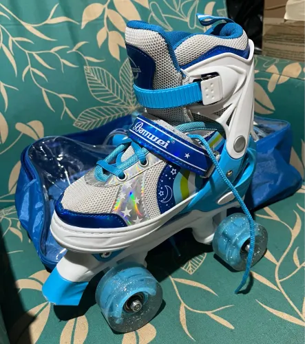 Patins infantil ajustável vai do 33 ao 36 com led