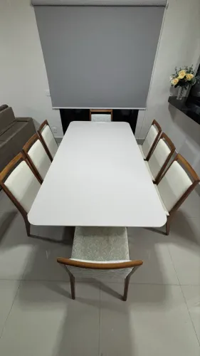 Mesa de Jantar madeira c/ vidro laqueado + 8 cadeiras lugares.