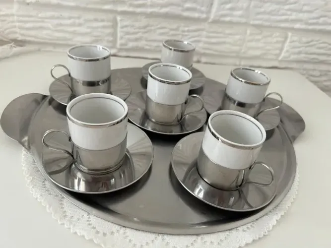 Antigo jogo de café vintage - 6 xícaras em porcelana com suporte e pires em aço inox