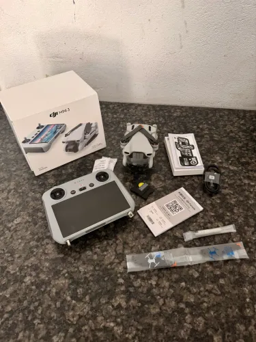 Drone DJI Mini 3 com tela