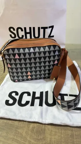 Bolsa Lili Triangle Schutz em couro