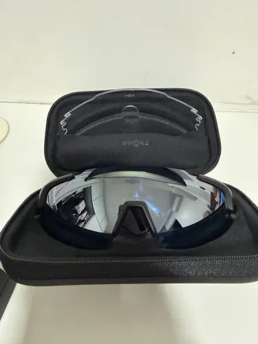 Óculos Shokz com fone embutido