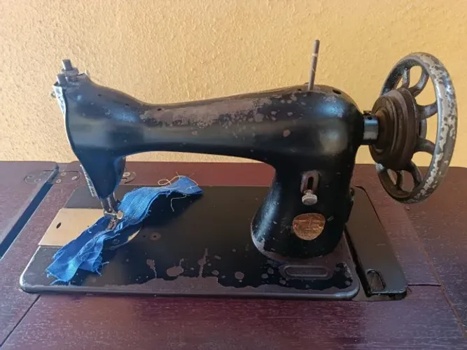 Máquina de costura de pedal antiga, marca SINGER