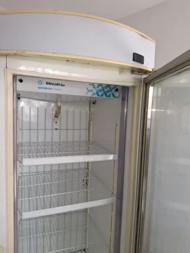 Vendo uma cervejeira metalfrio de 580 litros 220 volt 2,700