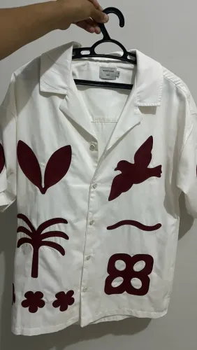 Camisa Manga Curta sarja texturizada com bordado
