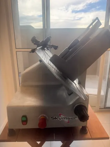 MÁQUINA DE FATIAR QUEIJO E PRESUNTO.