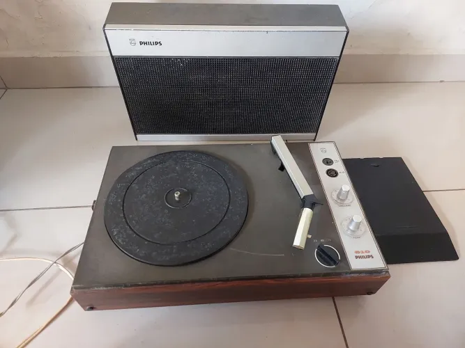 VITROLA PORTÁTIL PHILCO 610 ANTIGA RESTAURAÇÃO SÓ VENDA NÃO TROCO POR NADA