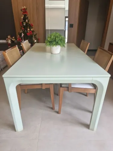 Mesa em madeira laqueado fosco de verde claro da Robusti
