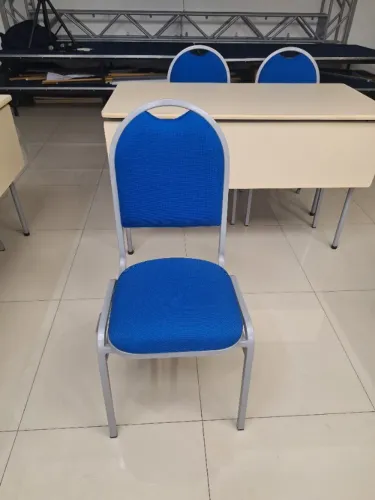 cadeiras e mesas para auditorio