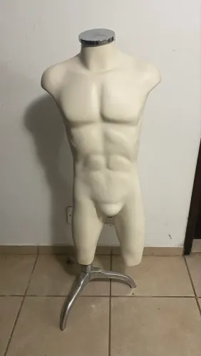Manequim masculino meio corpo