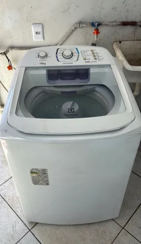 Máquina de lavar Electrolux 16kg Funcionando
