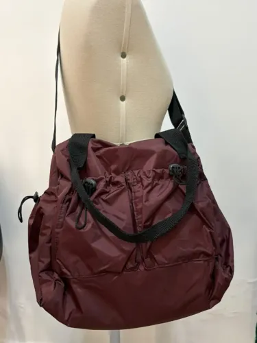 Bolsa carteiro em tecido impermeável na cor vinho