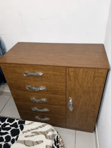 Cama Auxiliar de solteiro e cômoda com sapateira e 5 gavetas