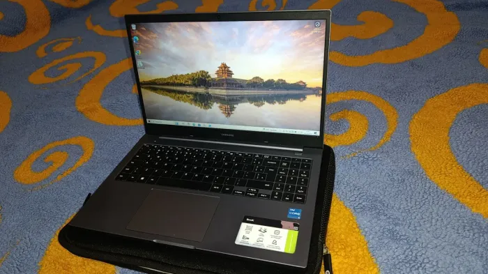 Notebook Samsung Book NP550XDA - Intel Core i3 (11ª Geração) / 8GB RAM / SSD 256GB