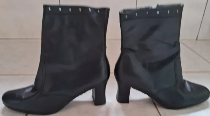 Bota Preta Feminina de Couro Semi-Nova Tamanho Número 37 Cano curto R$ 69
