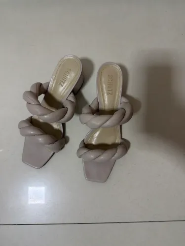 Vendo sandália Schutz nova número 39 por apenas R$200,00