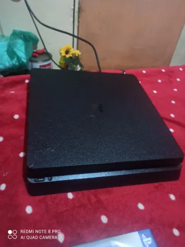 PS4 slim completo com 2 controles e 4 jogos