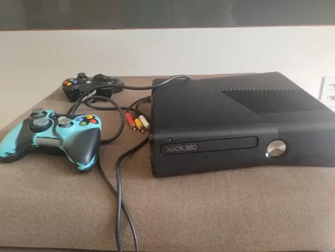 Xbox 360 ( usado) + 2 manetes + 4 jogos diversos 