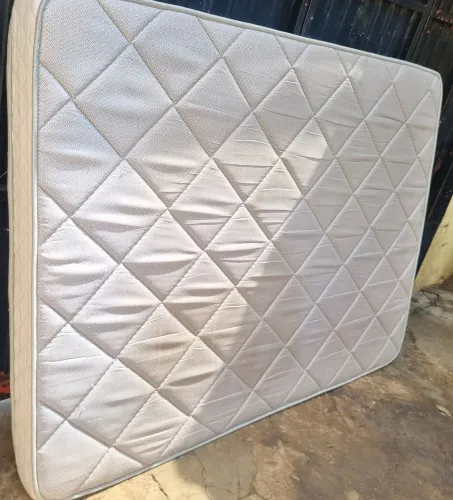 Colchão casal 140mt espuma D33 bem novo valor $250 reais