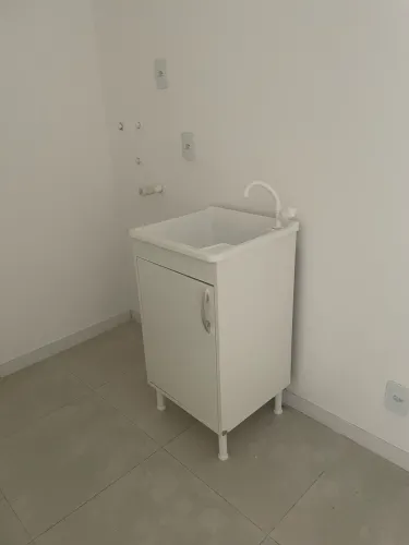 Armário de cozinha, banheiro e um tanque 