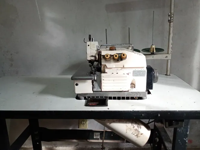 Máquina de overloque industrial