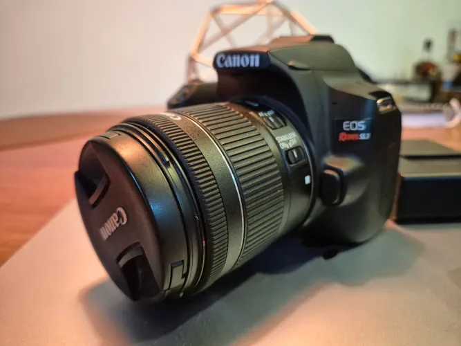 Canon SL3 + Lente EF-S 18-55mm