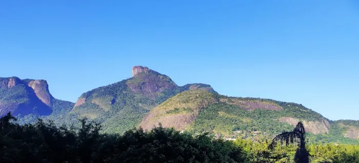 Lindo Apartamento com Ampla Varanda em Condomínio Fechado Próximo a Ilha da Gigóia