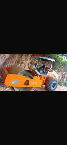 Vendo um Rolo compactador.