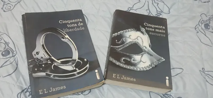 Livros cinquenta tons mais escuros e cinquenta tons de liberdade 
