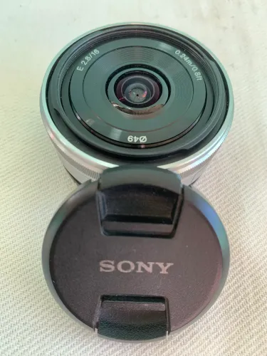 Lente Sony E 16mm F/2.8 E-mount Prata (SEL16F28)