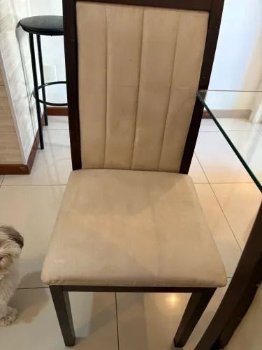Mesa com 6 cadeiras de madeira
