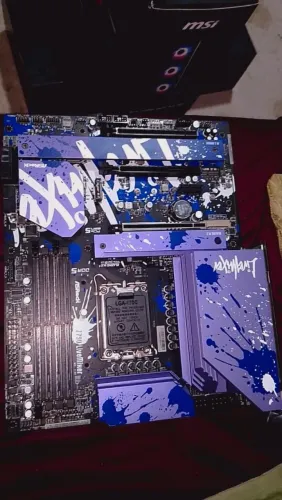 placa-mãe ASRock Z790 LiveMixer, projetada para processadores Intel LGA 1700. 